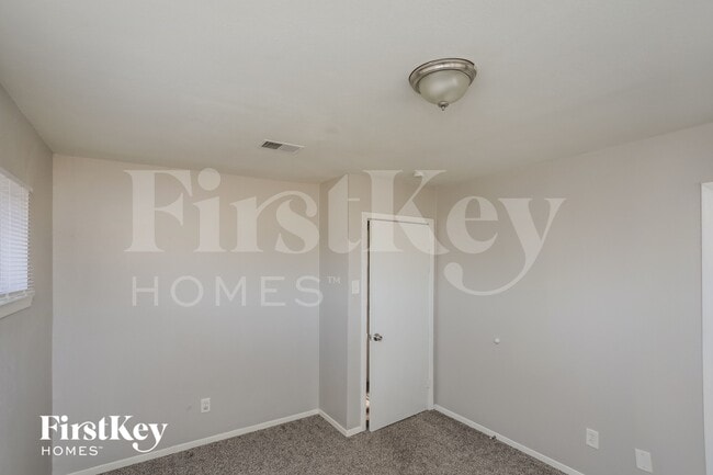 Building Photo - 417 Lakeside Dr