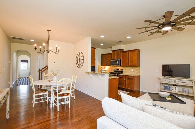 Building Photo - "Charming 3-Bedroom Townhouse in Indian La...