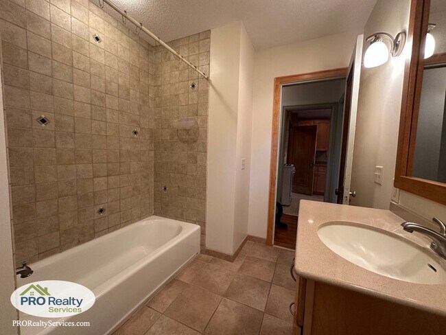 Building Photo - 3 Bedroom House in Oakdale