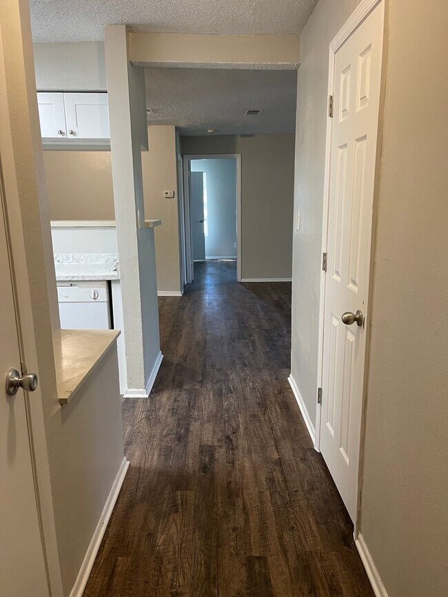 Building Photo - Completely remodeled 2 bedroom 2 bathroom at Oasis at Pearl Lake!