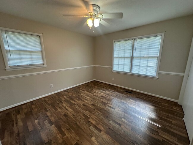 Building Photo - 927 Pinecliff Dr