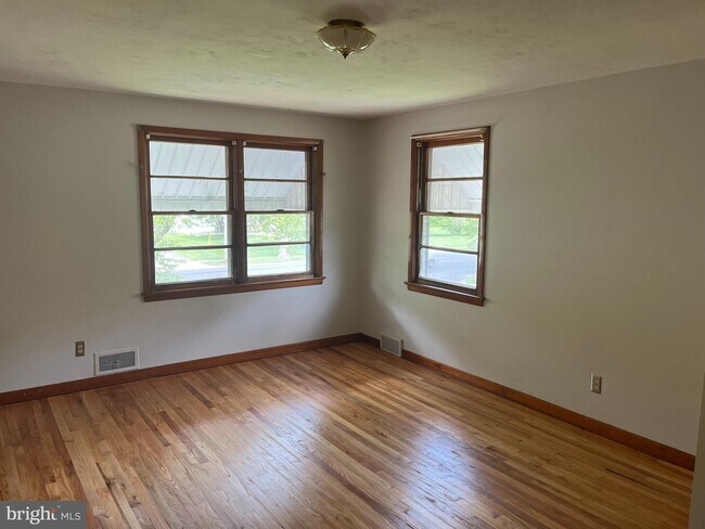 Building Photo - 1125 Pkwy Ave-