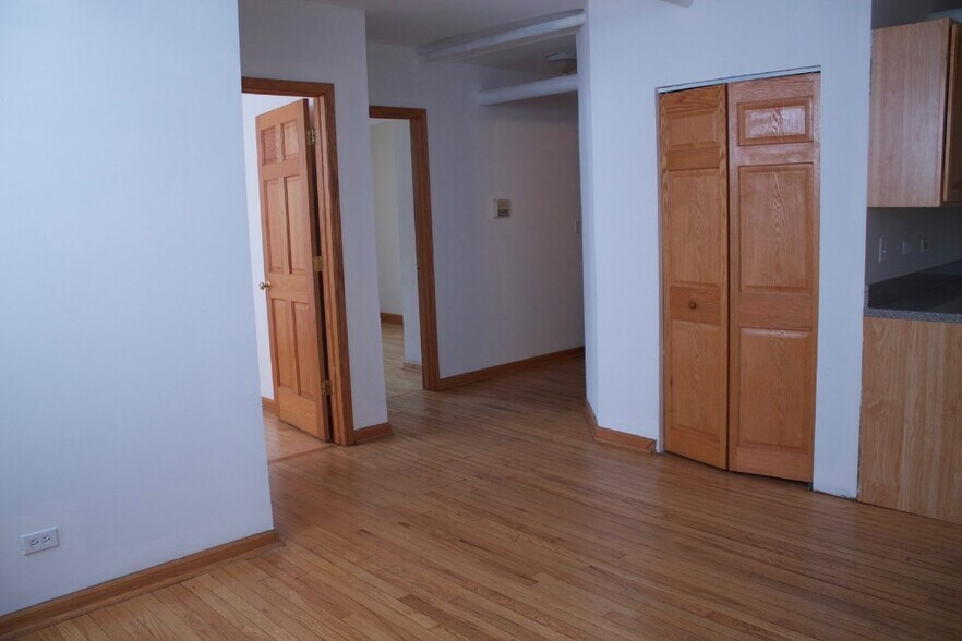 Building Photo - 833 Dobson St