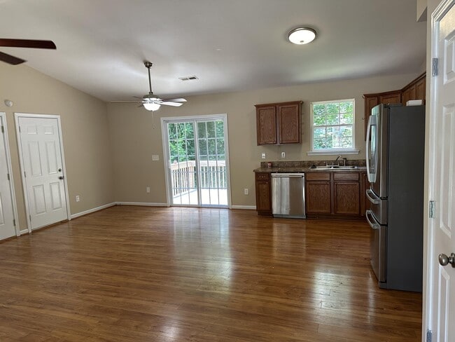 Building Photo - 106 Mossy Oak Ln