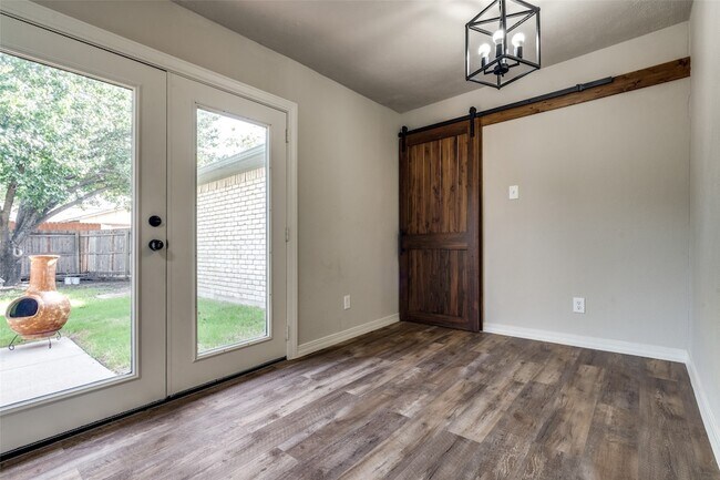 Building Photo - 5096 Thompson Dr