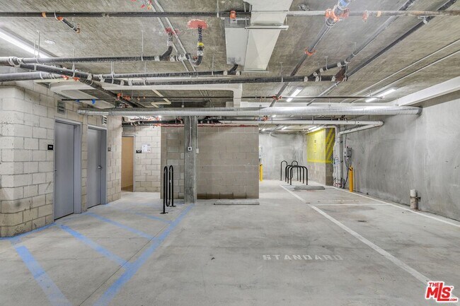 Building Photo - 1227 N Berendo St