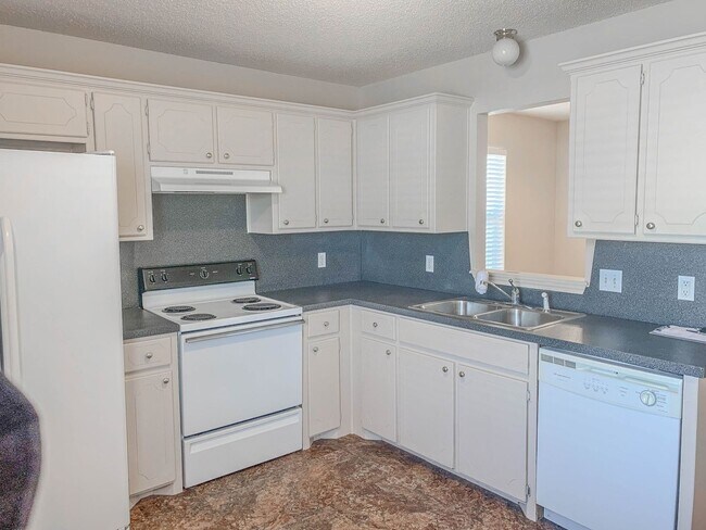 Building Photo - Retro Charm in Every Detail 3Bed/2Bath!
