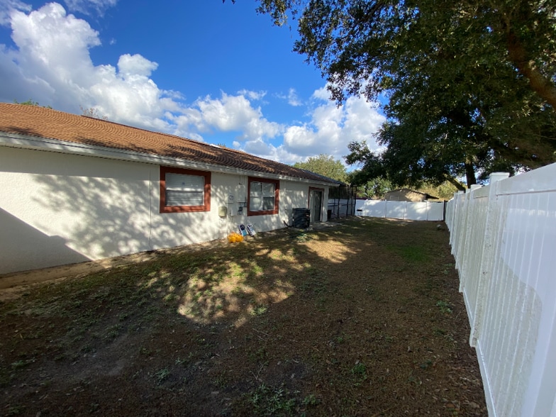 Building Photo - 1107 Seffner Valrico Rd