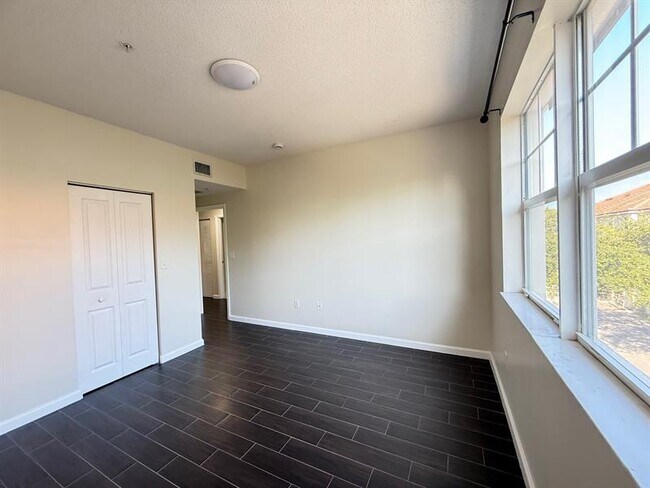 Building Photo - 5820 W Sample Rd