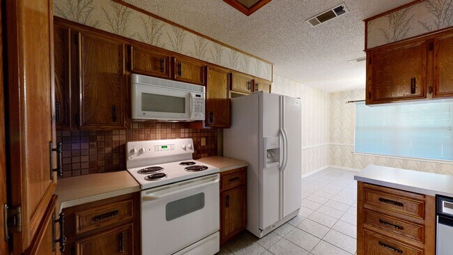 Building Photo - 2 WEEKS FREE + $1,595 for a 3 Bedroom vintage charmer in Harker Heights!