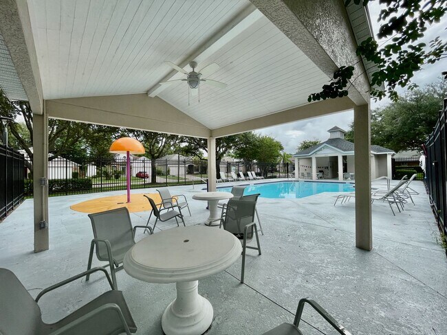 Building Photo - Modern 4-Bed, 2-Bath Solar-Powered Home Near UCF