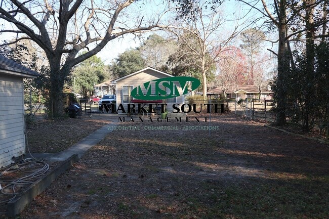 Building Photo - CUTE AND COZY THREE BEDROOM