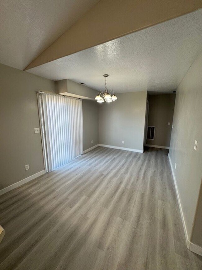 Building Photo - Sunshine & Savings: 2 Weeks Rent Free & $1...