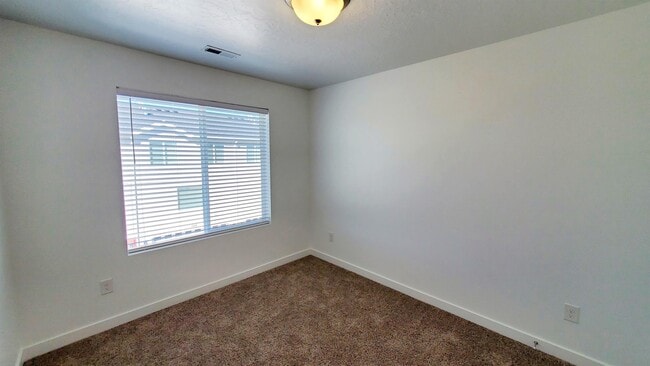 Building Photo - 1043 E Batten Ct