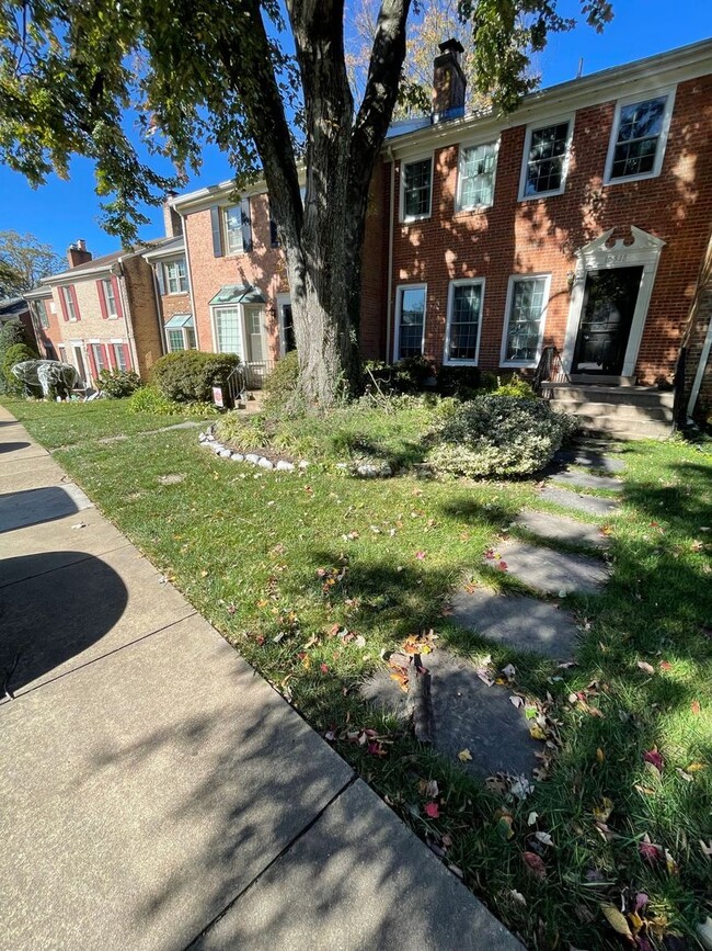 Building Photo - Beautiful 3 Bed 2/2 Bath Brick Townhome Wi...