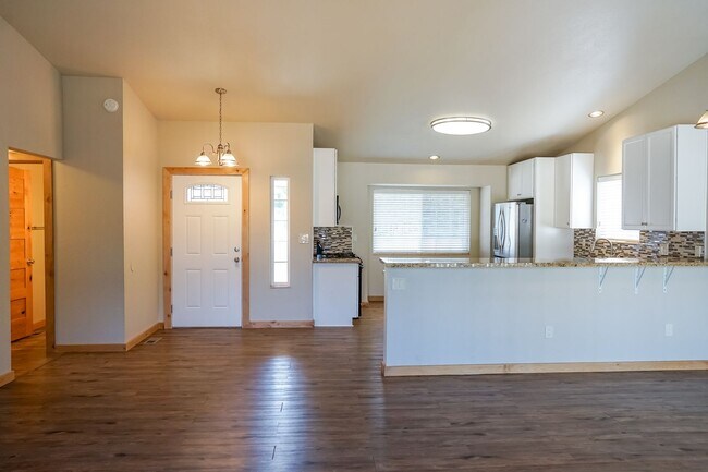 Building Photo - Three Bedroom Home in Hayden