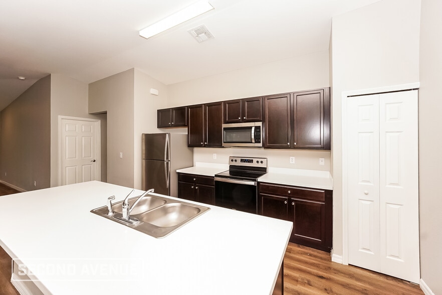 Building Photo - 5233 Farmington Ave