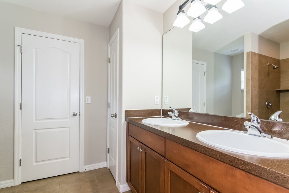 Building Photo - 6854 Glenbrook Dr