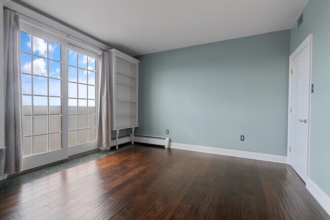 Building Photo - 100 Shearwater Ct E