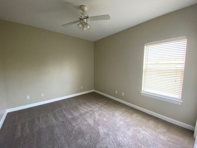 Building Photo - Spacious 3Bed/2Ba Brick Home in Established Neighborhood w/Easy Access to Everything! *SPECIAL: 1...