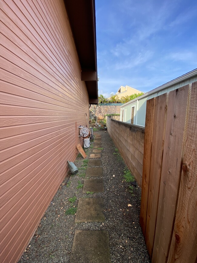 Building Photo - 95-696-696 Makaiolani St