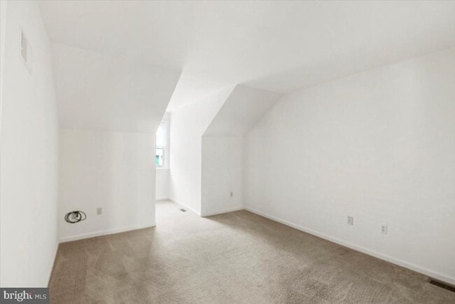 Building Photo - 10 Stable Dr