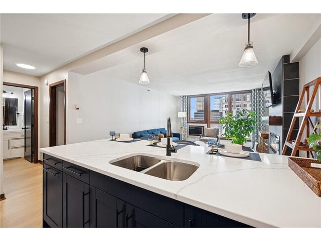 Building Photo - 433 S 7th St