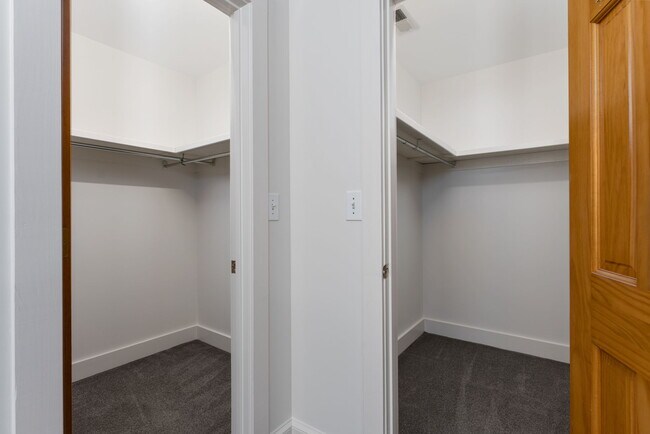 Building Photo - 320 Mendenhall Dr
