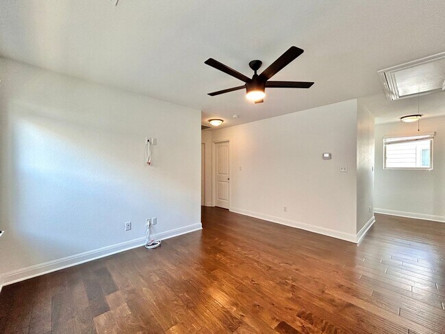Building Photo - Beautiful and Contemporary 3 BR / 2.5 BA H...