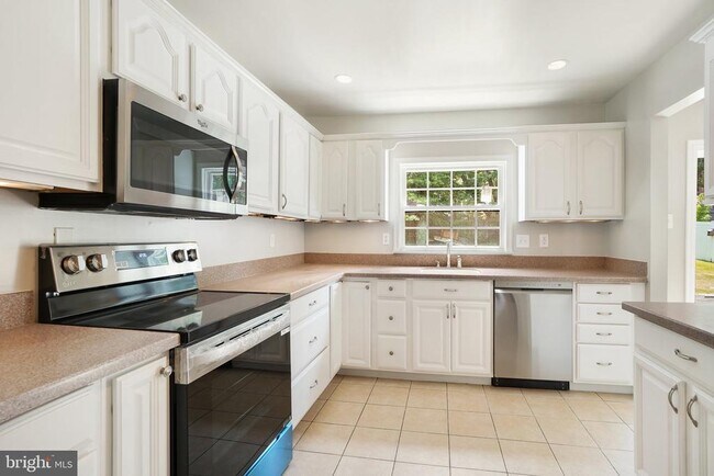 Building Photo - 15950 Alameda Dr