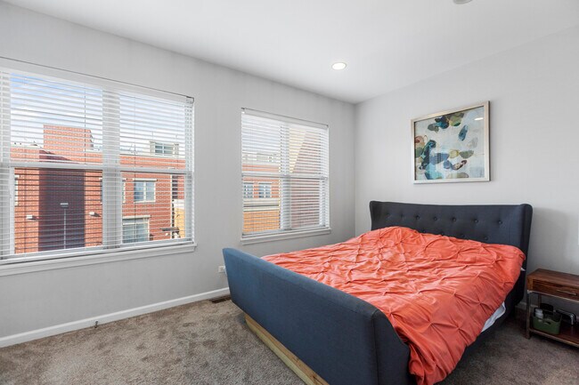 Building Photo - 720 W Evergreen-1