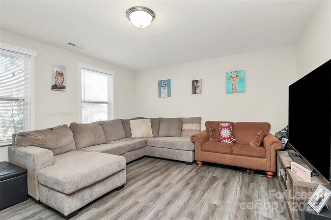 Building Photo - 409 Kickapoo Ave