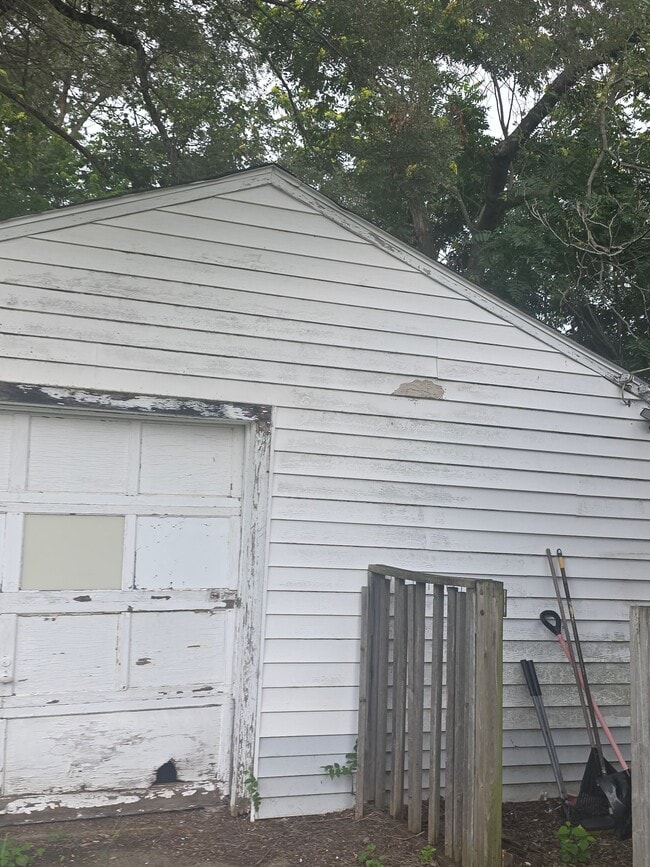 Building Photo - 1021 Maple St