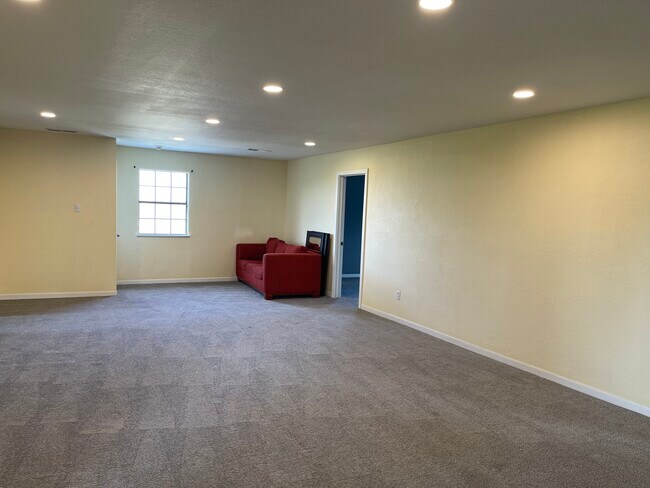 Building Photo - 15500 University Dr