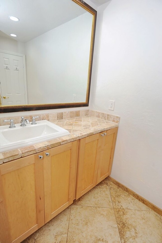 Building Photo - 3 Bedroom Townhouse - $2800/mo - ANNUAL RE...