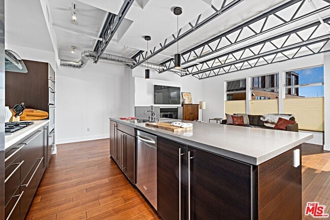 Building Photo - 1250 N Harper Ave