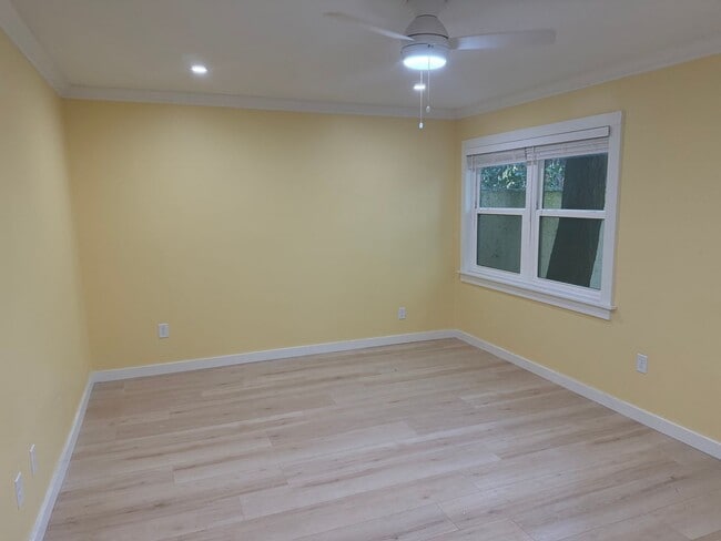 Building Photo - Updated Townhouse on the North End of Hilton Head