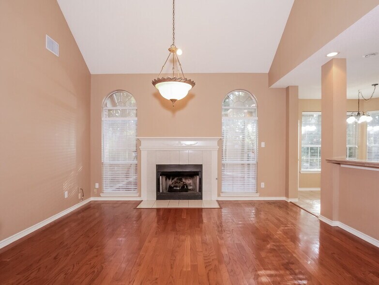 Building Photo - 2680 Hillside Dr