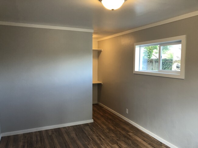 Building Photo - Freshly remodeled 3 bedroom 1 bathroom house!