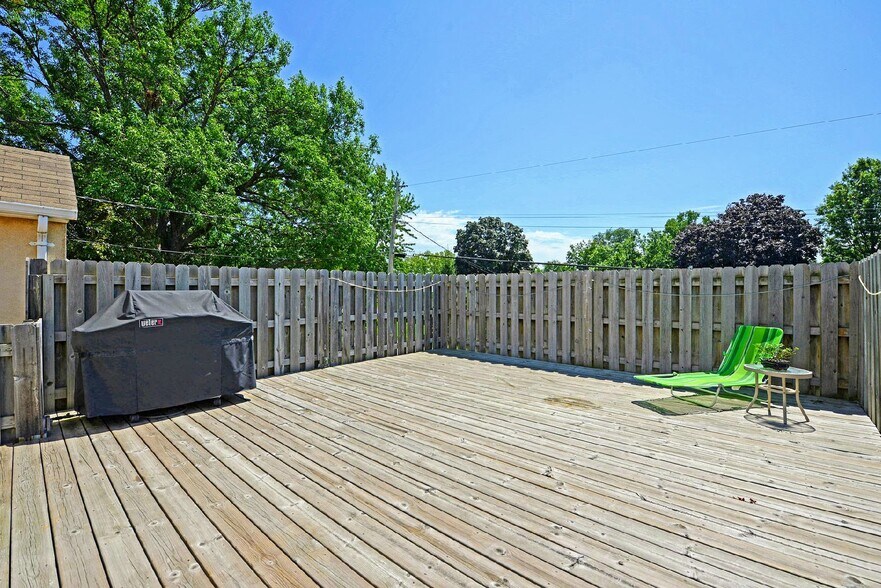 Private deck with natural gas grill - 1588 Hillcrest Ave