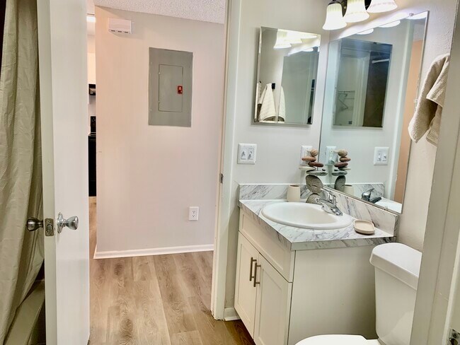 Building Photo - 2558 W Bird St