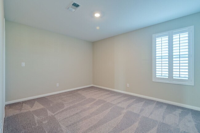 Building Photo - Mountains Edge!! Gated!!  4 bedrooms!! Primary Bedroom and bath down Stairs!! 2 Primary bedrooms!...