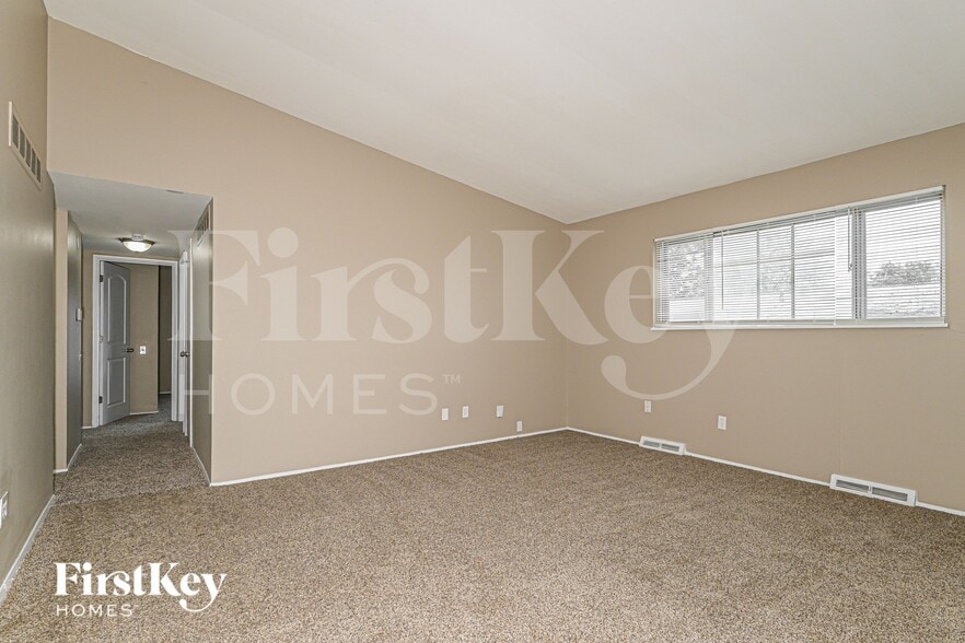 Building Photo - 2560 Pheasant Dr