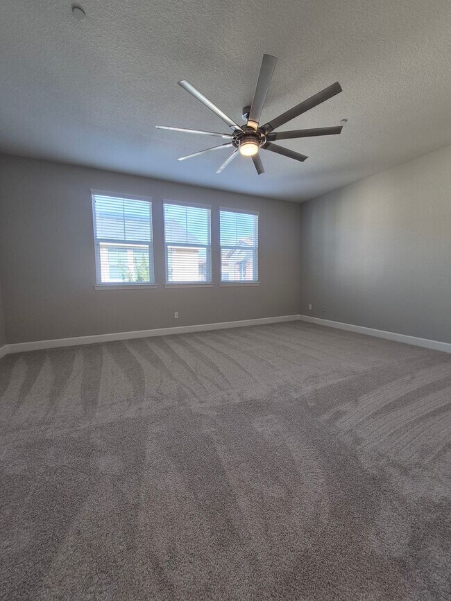 Building Photo - Gorgeous 4bd/2.5ba Two Story Home In Roseville!