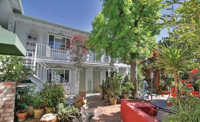 Building Photo - 884 Park Dr