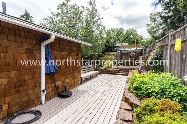 Building Photo - Impeccable Multnomah Village Bungalow