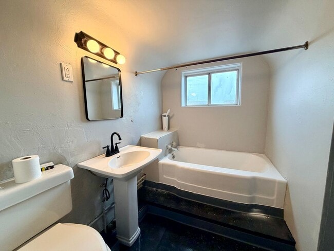 Building Photo - 1644 Westmont Ave