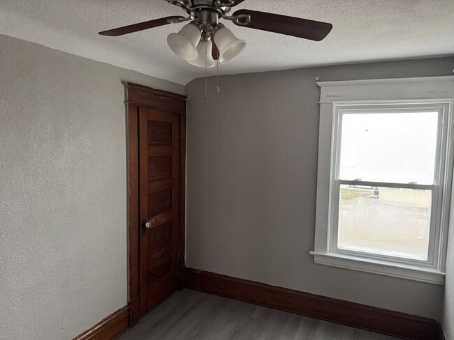 Building Photo - Move-In Ready Gem: Spacious 3-Bedroom, 1-B...