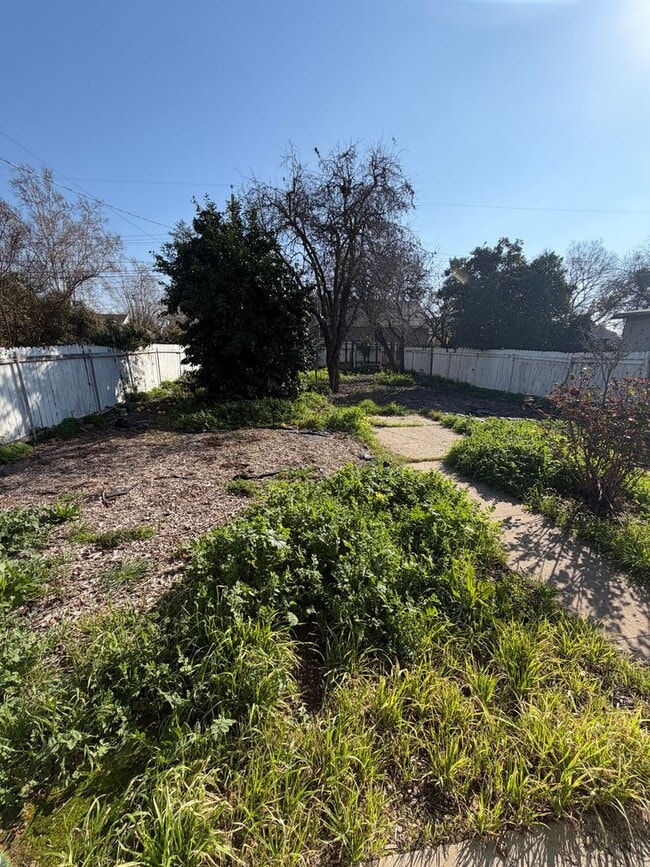 Building Photo - East Sac Bungalow Available!