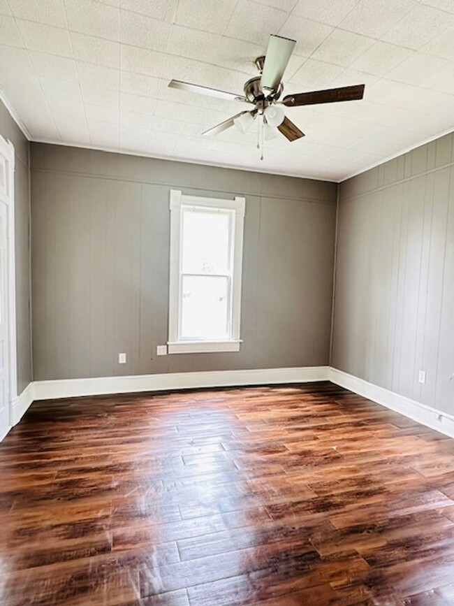 Building Photo - RECENTLY REMODELED 1 BEDROOM 1 BATH - COZY...